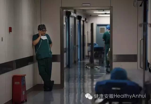 手术室门口的真实瞬间，一张图片背后的故事
