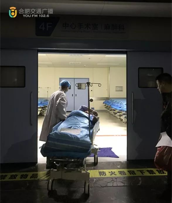 手术室门口的守候，夜晚的静谧与期盼