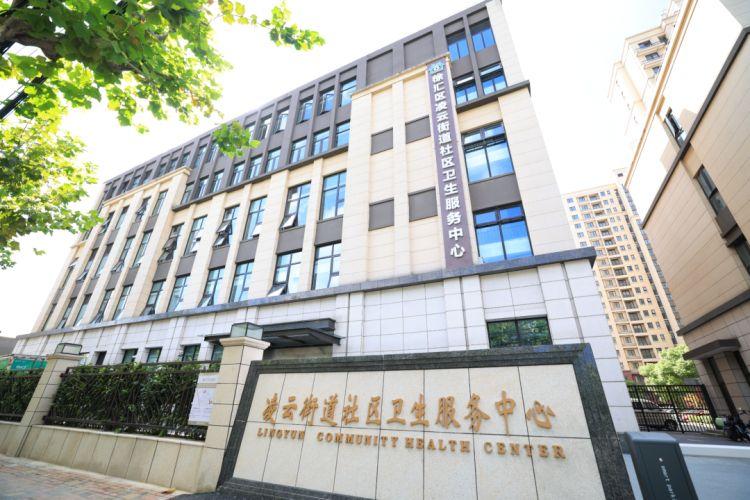 真实瞬间，医院挂号窗口的温情画卷