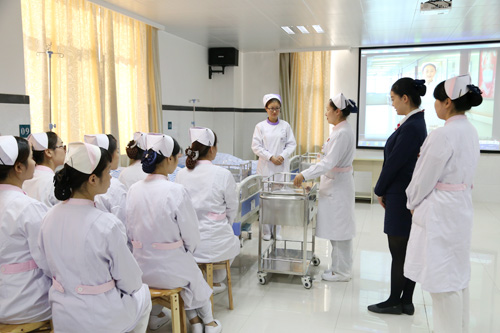 医院文化的塑造与传播，构建以患者为中心的英文环境