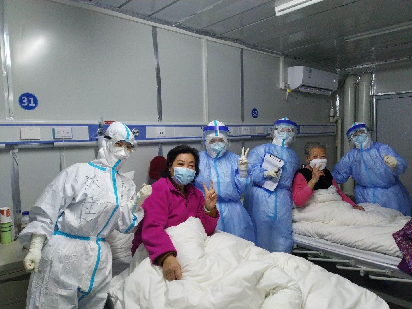 真实视角下的医院病房，手机镜头下的温暖与坚韧