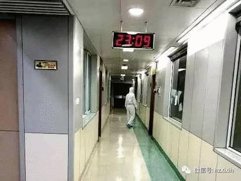 医院病房走廊的静谧与温情，一幅幅无声的画卷