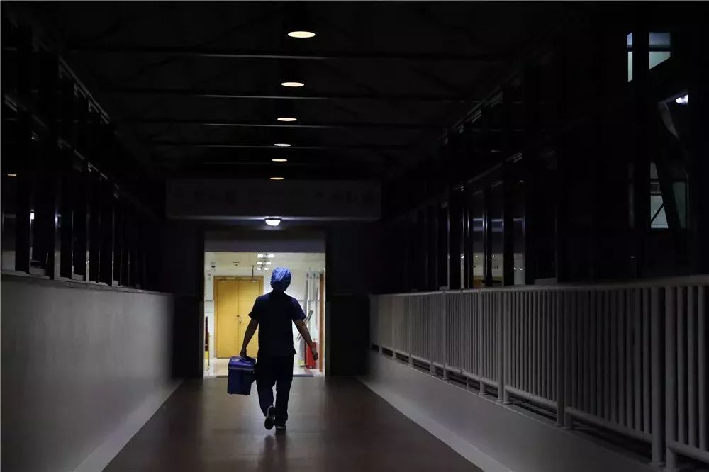 医院走廊的夜晚，静谧与守护的交响曲