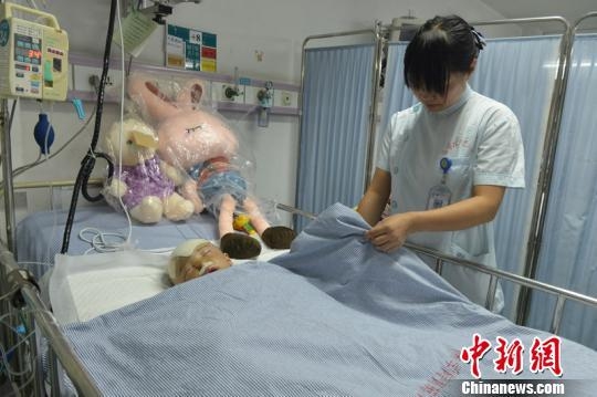 真实一瞥，医院病床旁的温暖与坚韧