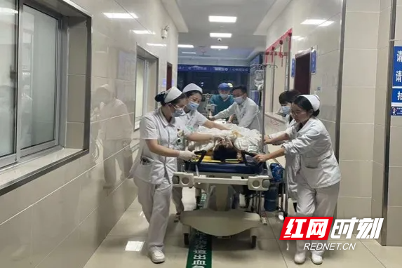 真实瞬间，医院输液室里的温情与坚韧