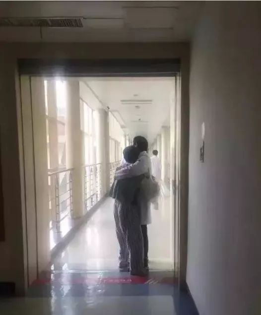 骨科医院病房的温馨瞬间，一张照片背后的故事