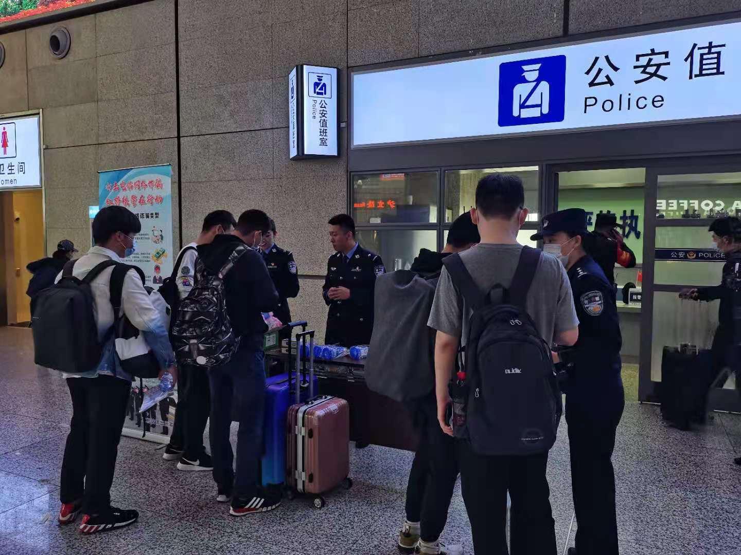 真实而细腻，医院人流图片的深度剖析