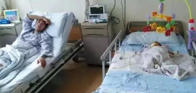 病房里的温暖瞬间，一张真实住院照片背后的故事