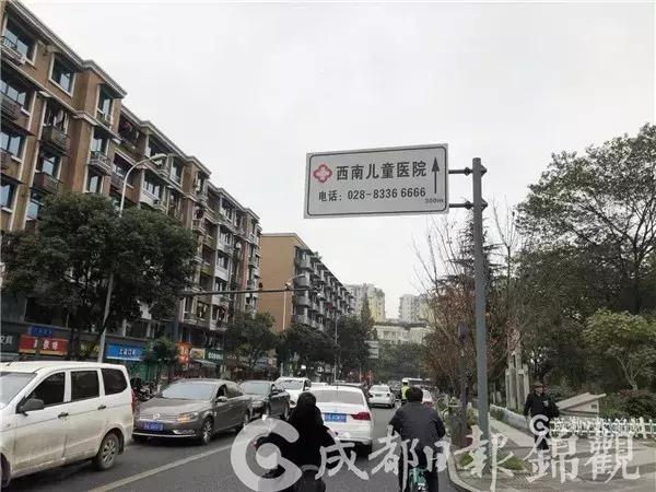 医院照片真实一点的路标，寻找清晰指引的旅程