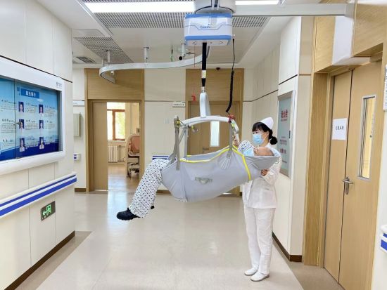 真实瞬间，医院里的点滴温情——一张输液室照片的故事