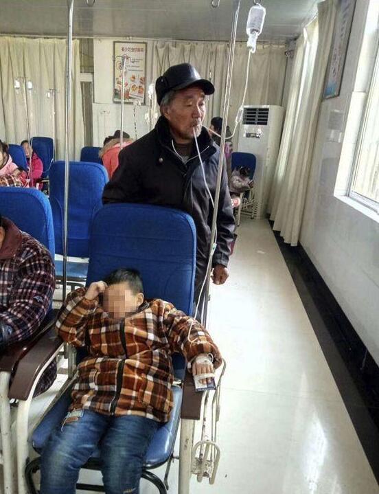 医院里的温暖瞬间，一张输液照片背后的故事