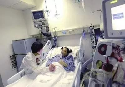 医院输液的真实瞬间，镜头下的温暖与坚韧