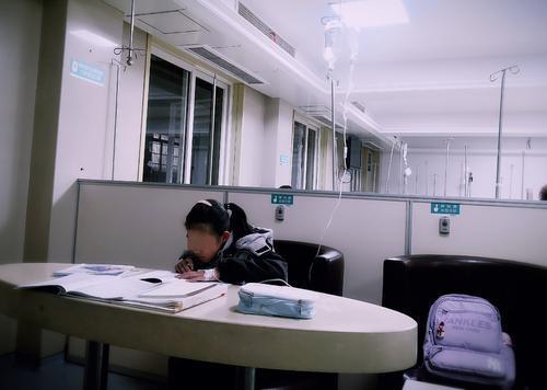 真实医院照片背后的故事，点滴之间见真情——揭秘输液的点滴生活