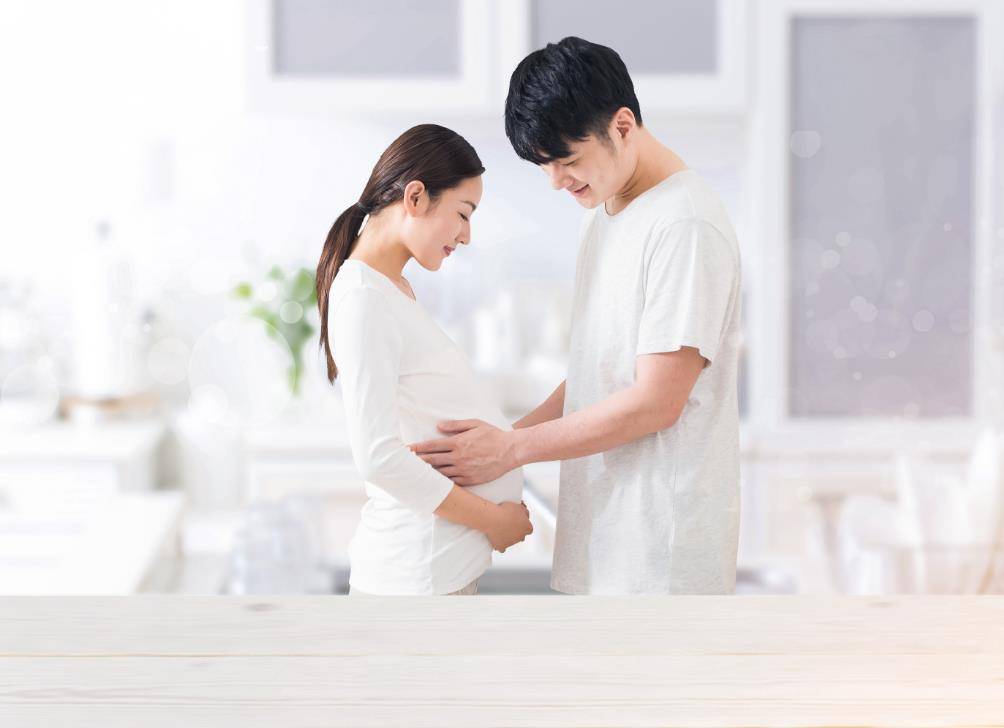 真实瞬间，小孩在医院的温馨与坚强