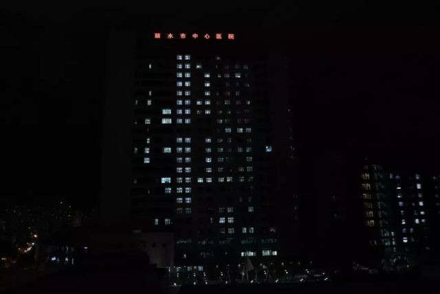 夜幕下的守护，晚上医院照片的真实记录