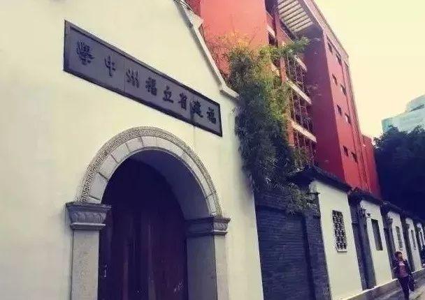 夜幕下的守护，医院病房的静谧与温暖