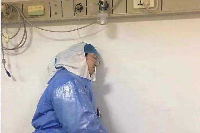 医院里的温暖瞬间，病房中的挂水记忆