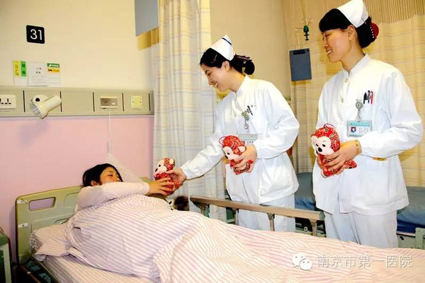 医院里的温暖角落，病房中的故事与希望