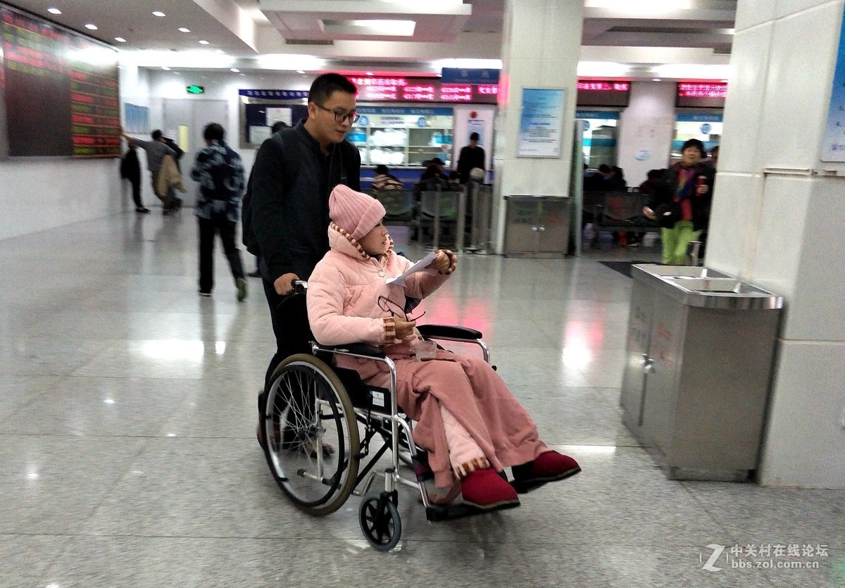 医院门口的温馨瞬间，高清照片背后的故事