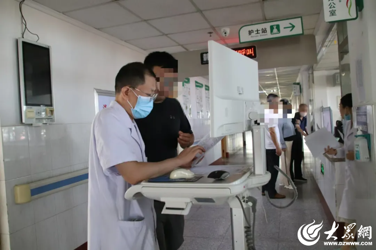 医院门诊的温馨瞬间，实拍图见证医患情深