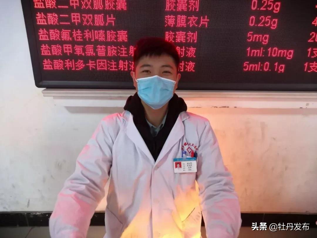 医院门诊的夜晚，静谧中的守护与温暖