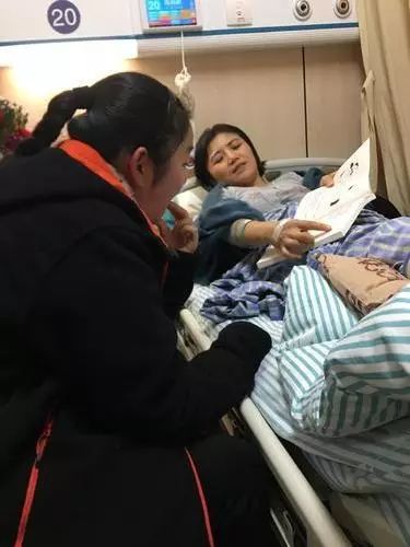 医院里的温暖角落，真实病床照片的背后故事