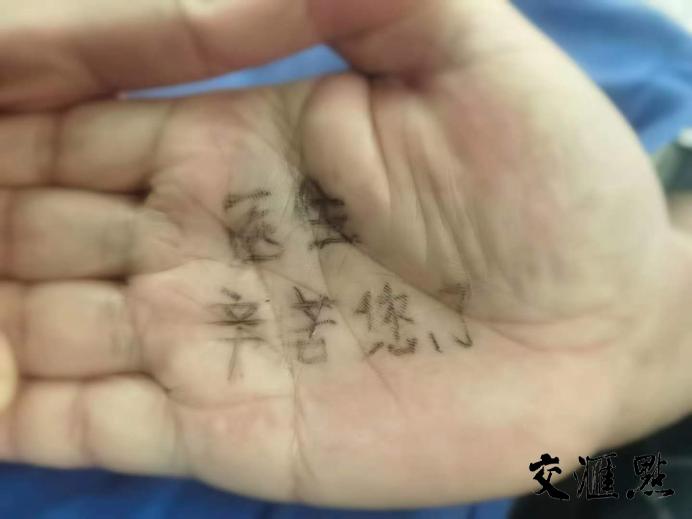 医院里的温暖与希望，一张病床上的输液故事