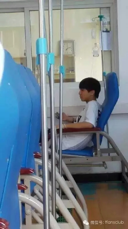 医院里的温暖与坚韧，一张病床旁的吊针故事