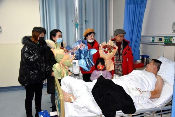 真实瞬间，医院病床上的打点滴记忆