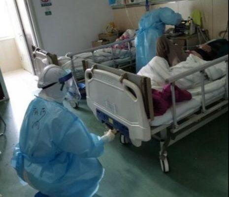 医院走廊的静谧与喧嚣，一幅幅无声的画卷