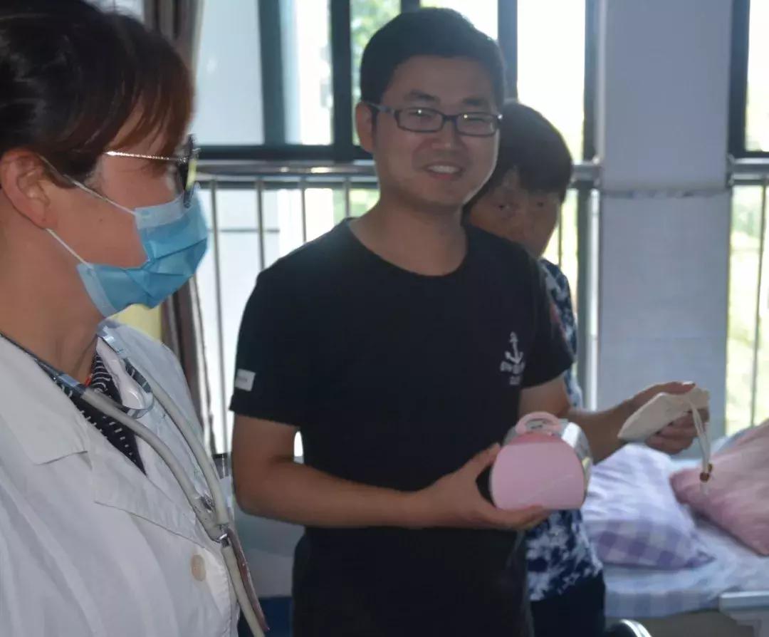 医院员工照片墙，温暖人心的力量