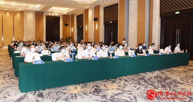 30人左右医院开会照片，凝聚智慧，共筑健康防线