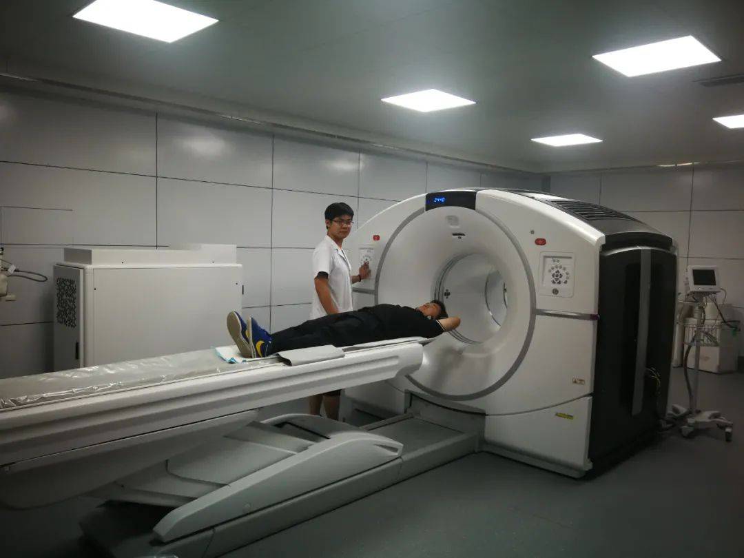 医院手术室门口的真实瞬间，生命的守望与希望之光