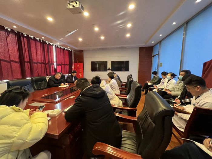医院会议的冬日影像，捕捉温暖与严谨的瞬间