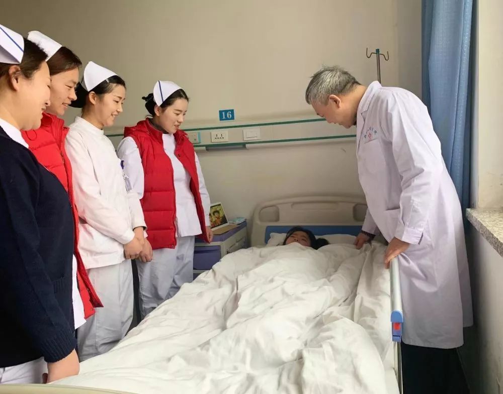 冬日暖阳下的医者仁心——医院会议的摄影艺术