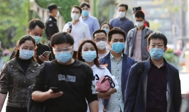 医院召开紧急会议，口罩下的守护与责任