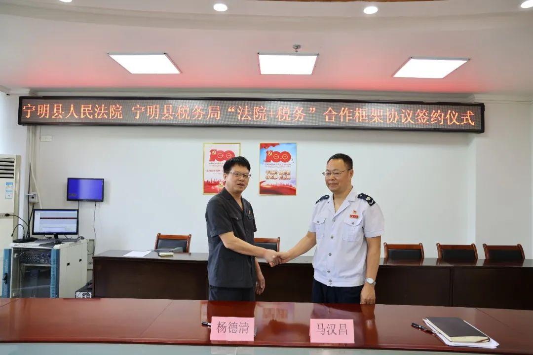 医院科室会议，团结协作的十人力量
